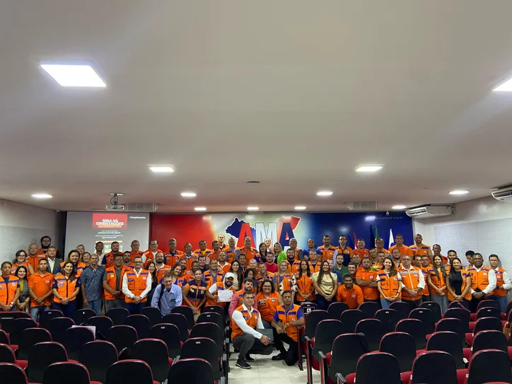 Mais de cem coordenadores e técnicos da Defesa Civil de Alagoas e Pernambuco participaram, ontem, de um curso sobre prevenção de desastres naturais, realizado no auditório da AMA
