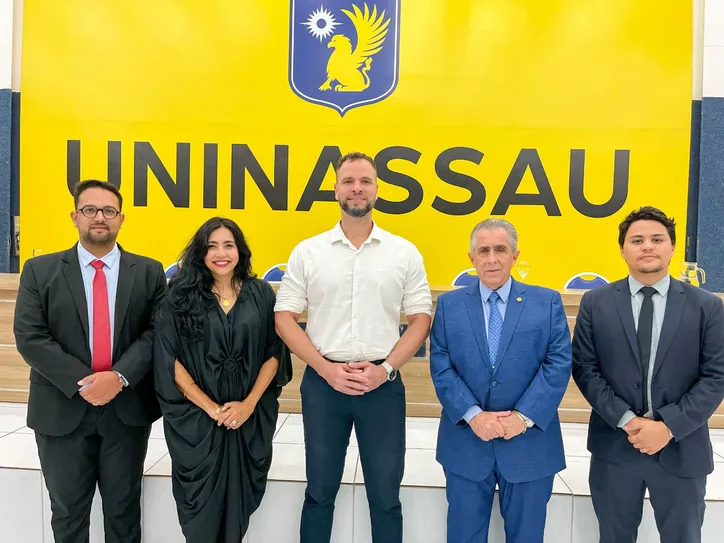 O desembargador ORLANDO ROCHA e a diretora do Centro de Cultura e Memória do Tribunal de Justiça de Alagoas (TJAL), IRINA COSTA, foram homenageados pela Uninassau no projeto Jurista Homenageado. Participaram da solenidade o reitor PAULO PUCU, o coordenador de Direito, VITOR MONTENEGRO, e o coordenador do NPJ, ELIAS COSTA