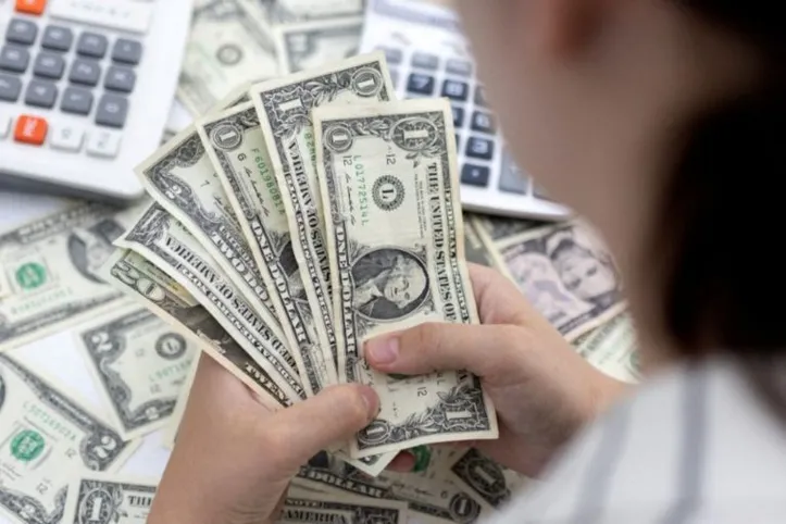Dólar fecha a 5,7044, após ter tocado mínima a R$ 5,6870