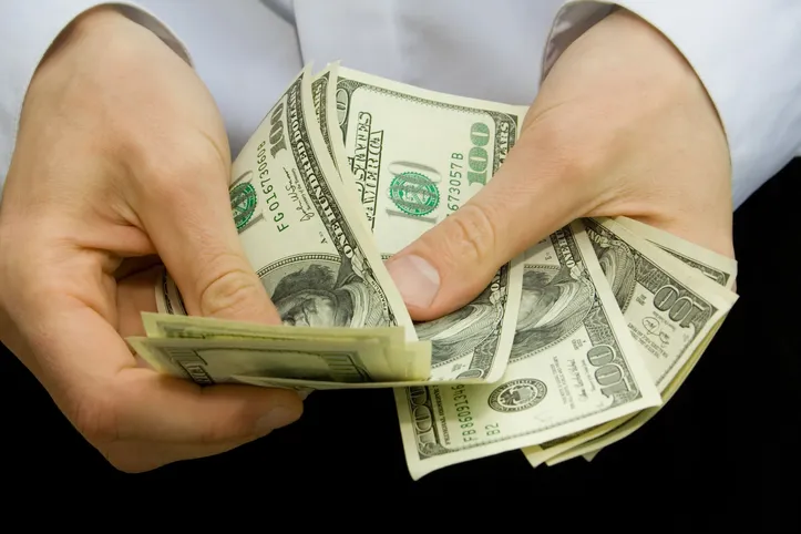 O dólar fechou em alta nessa segunda-feira (5), cotado a R$ 5,68