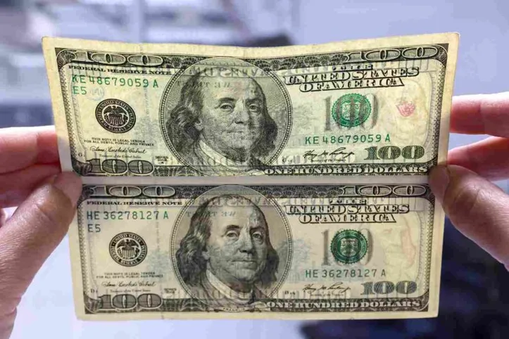 O dólar até ensaiou um movimento tímido de queda na abertura