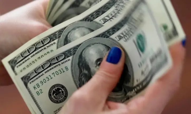 O dólar encerrou a sessão de quarta-feira acima da linha de R$ 5,72