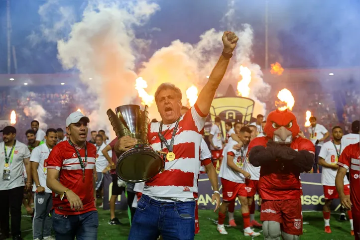 Presidente Mário Marroquim ergue o troféu do tetracampeonato do CRB