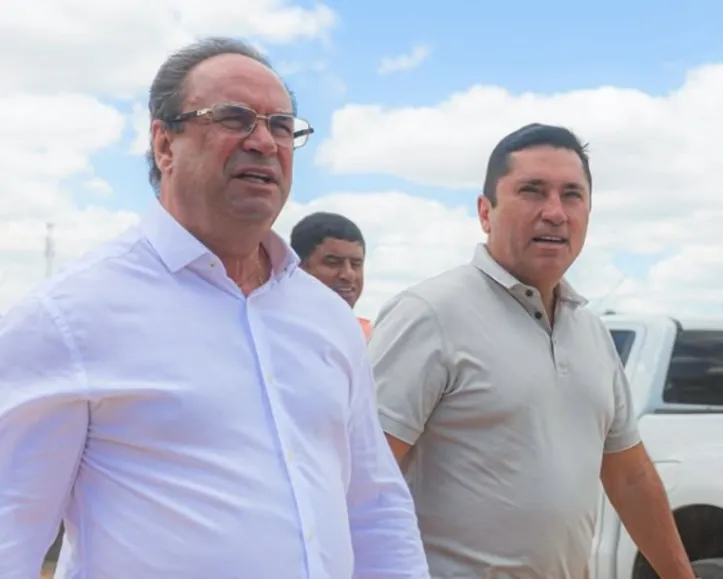 Prefeito Luciano Barbosa ao lado do vereador Rogério Nezinho