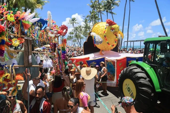 Desfile do bloco Pinto da Madrugada levou cor e alegria à orla