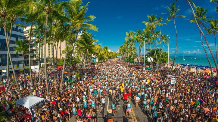 Quem estiver com sintomas gripais como coriza, tosse ou febre, deve evitar participar de festas