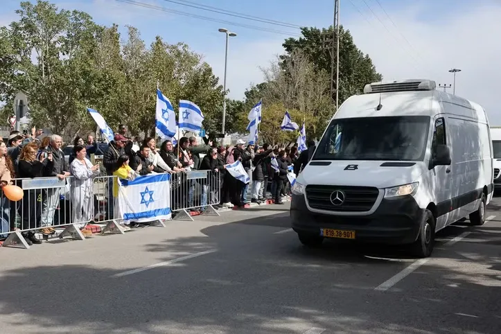 Imagem ilustrativa da imagem Hamas entrega corpos de bebê, criança, mãe e idoso em caixões