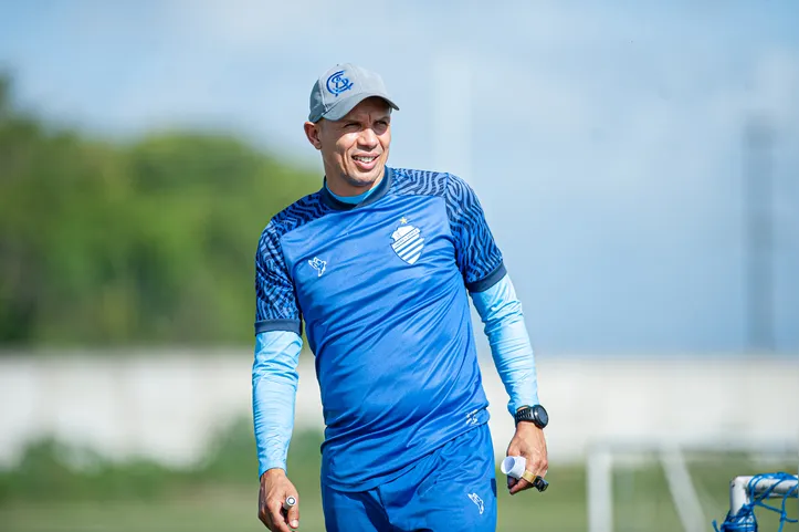 Técnico Higo Magalhães durante treino do CSA