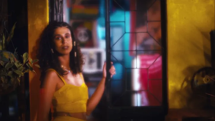 Llari Gleiss e Janu protagonizam o novo clipe, que chega ao YouTube no dia 27 de fevereiro