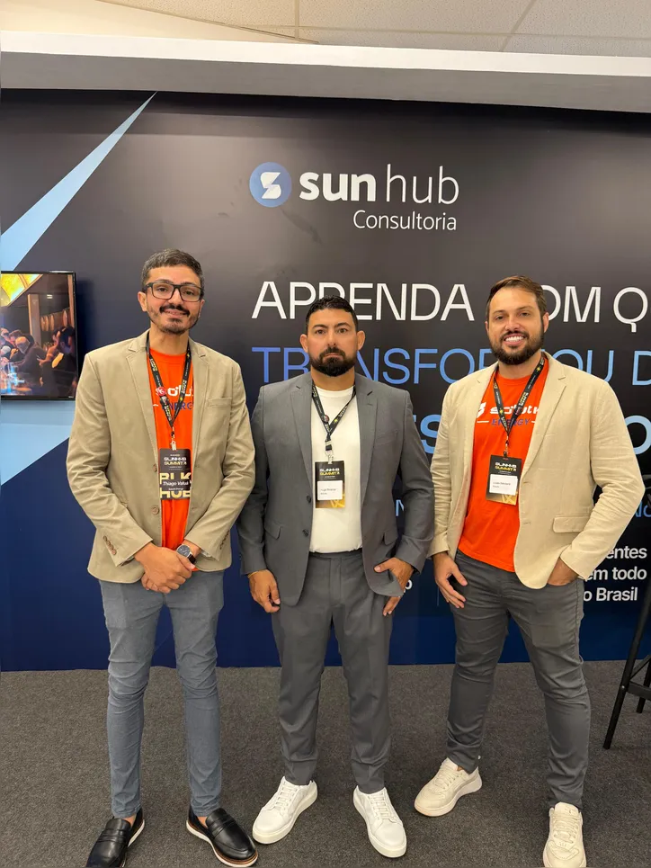 Sócios da Soluthi Energy, empresa especializada em energia solar, THIAGO VALUÁ, HUGO HOLANDA e LUCAS BANDEIRA comemoram prêmio de maior potência instalada, número de projetos e maior instalador de inversores Goodwe do Brasil