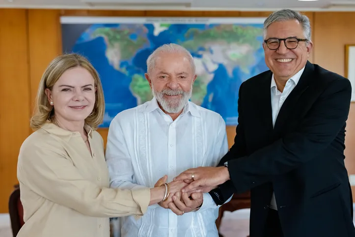 Presidente da República, Luiz Inácio Lula da Silva, durante encontro com o ministro das Relações Institucionais, Alexandre Padilha, e Gleisi Hoffmann. Palácio do Planalto, Brasília - DF.

Foto: Ricardo Stuckert / PR