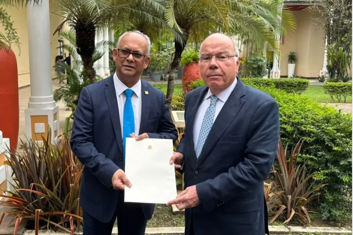 Chanceler Albert Ramdin (esq.) e o ministro de Relações Exteriores do Brasil, Mauro Vieira