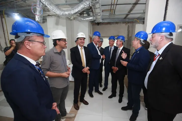 Ministro da Educação assina ordem de serviço para obras no HU