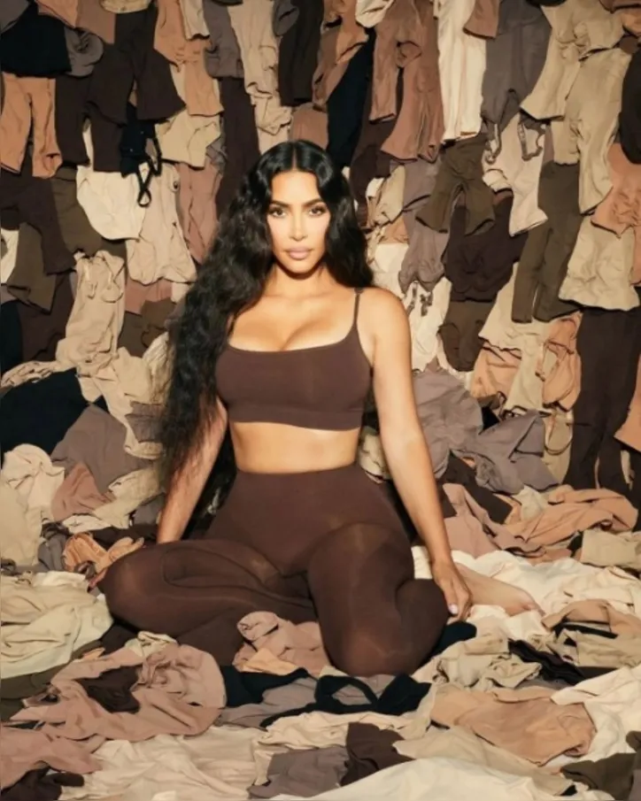 Uma das parcerias é com a Skims, etiqueta de shapewear fundada por Kim Kardashian