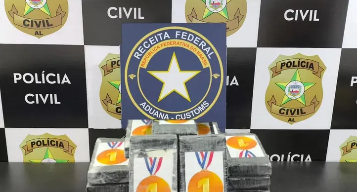 Polícia apreendeu droga e procura responsável pelo envio e coleta da carga