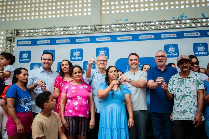 Ao lado do senador Renan Calheiros, Paulo Dantas entregou as novas unidades habitacionais