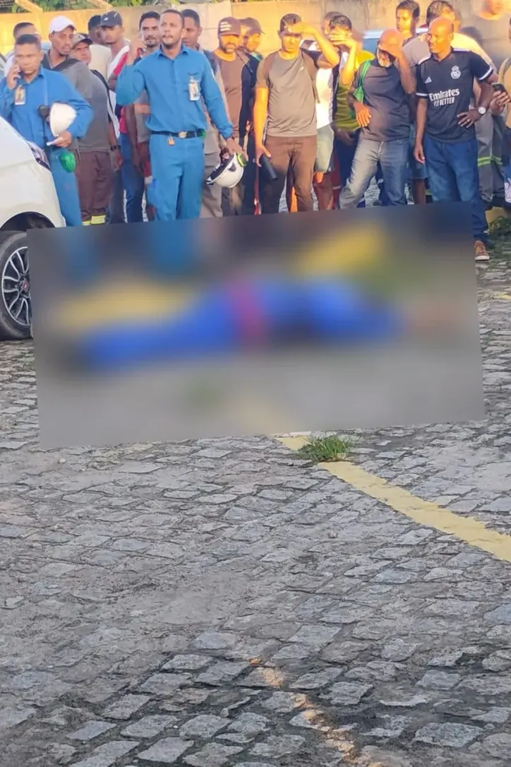 Homem foi morto ao lado de um carro