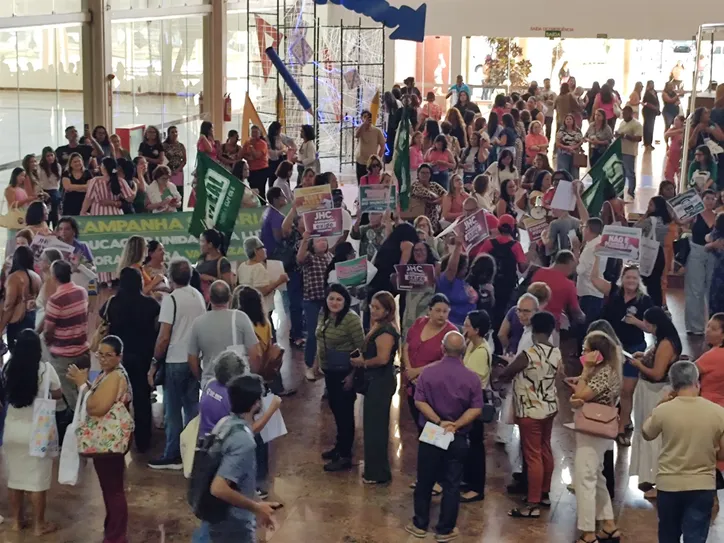 Educadores do município fizeram protesto no Centro de Convenções