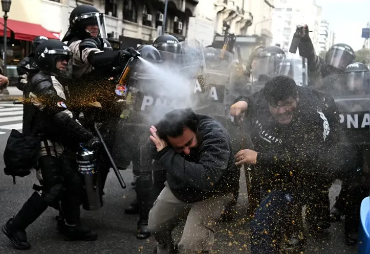 Protesto de aposentados termina em confronto com polícia na Argentina