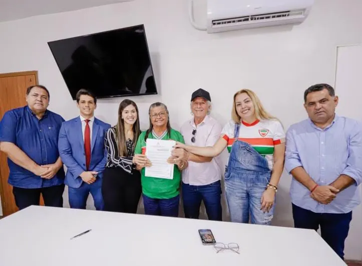 Presidente do CSE, José Barbosa, reunido com a prefeita de Palmeira dos Índios e outros membros da diretoria do clube