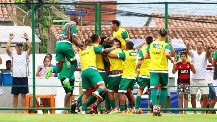 Elenco do CSE comemorando vitória contra o CSA