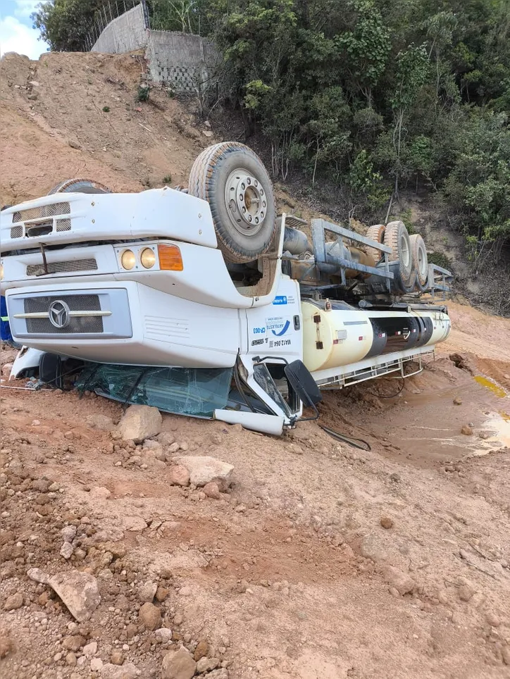 Trabalhador da obra de duplicação da AL-101 Norte morre após caminhão-pipa tombar