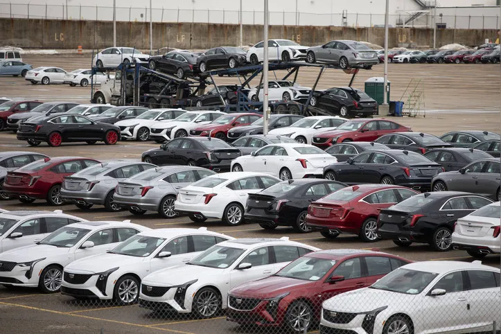 Carros novos da General Motors estacionados em planta da montadora em Michigan