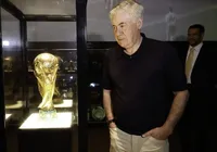 Ancelotti visita museu da Seleção e tem 1º dia de trabalho na CBF imagem