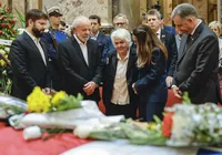 Ao lado de outros líderes sul-americanos, Lula participa do funeral de Pepe Mujica imagem