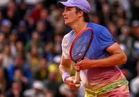 João Fonseca bate Herbert e avança em Roland Garros imagem