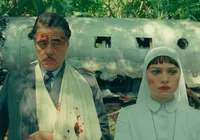 Wes Anderson revê relação de pai e filha em filme que desafia as tarifas de Trump imagem