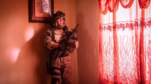Alex Garland incomoda o público ao mostrar a guerra no Iraque em tempo real - Imagem