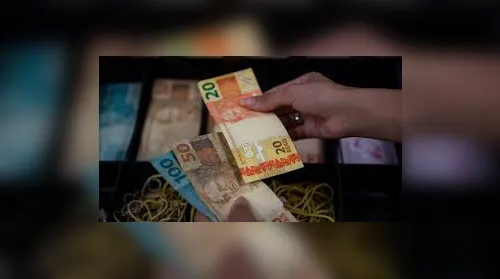 Economia brasileira recua 0,3% em outubro sob impacto dos juros elevados - Imagem