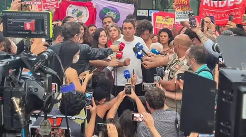 Glauber encerra greve de fome após acordo com Motta sobre cassação - Imagem