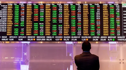 Bolsa cai 2,42% com indefinição sobre juros no Brasil e no exterior - Imagem