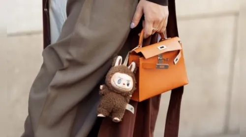 Labubu: a pelúcia “feia bonitinha” virou febre entre fashionistas - Imagem