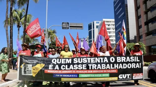 Trabalhadores ocupam orla de Maceió no 1º de Maio e pedem fim da jornada 6x1 - Imagem