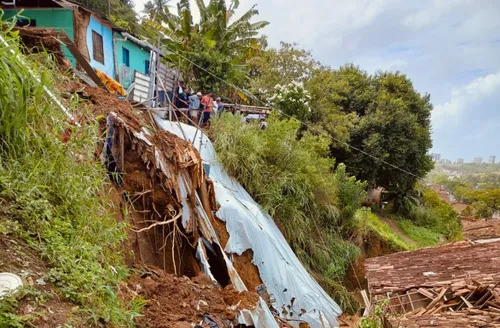 Quase 200 pessoas tiveram que deixar suas casas por causa das chuvas em AL