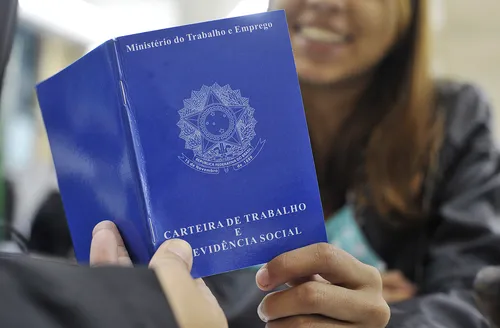 Caged: serviços puxam criação de vagas com carteira assinada em AL