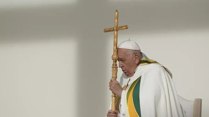 Segundo a doutrina oficial da Igreja Católica, o Papa, também chamado de Romano Pontífice, ou Santo Padre, é o sucessor de São Pedro