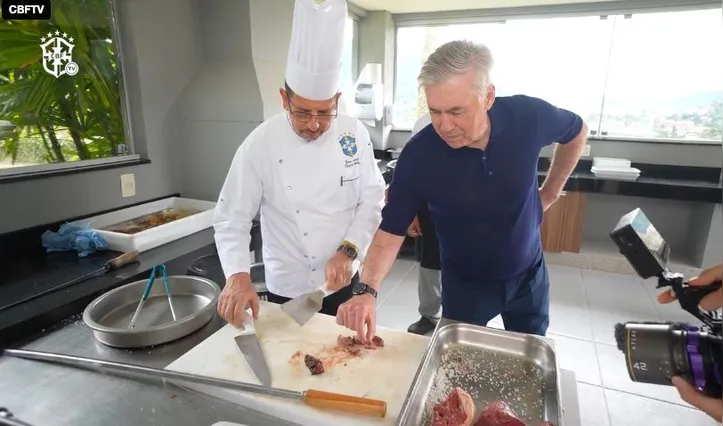 Ancelotti provou churrasco feito no espeto, na Granja Comary