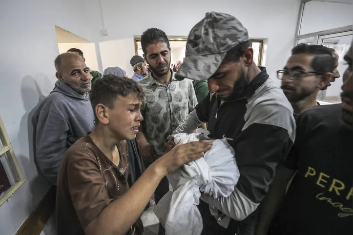 Palestinos do campo de refugiados de Jabalia, no norte da Faixa de Gaza, após ataques aéreos israelenses