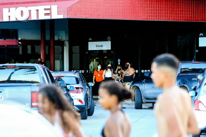 Os meios de hospedagem fixarão os horários para entrada e saída de hóspedes