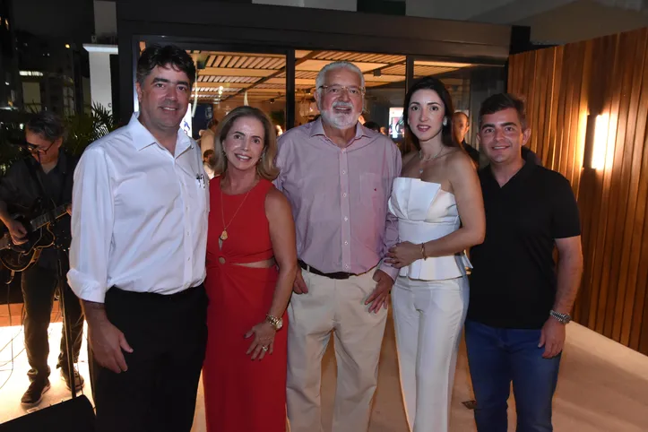 Empresário MÁRCIO RAPÔSO e a esposa TERESA, ao lado dos filhos MÁRCIO FILHO, LÍVIA e HENRIQUE, receberam parceiros do mercado para inauguração do novo ambiente da Márcio Rapôso Imóveis