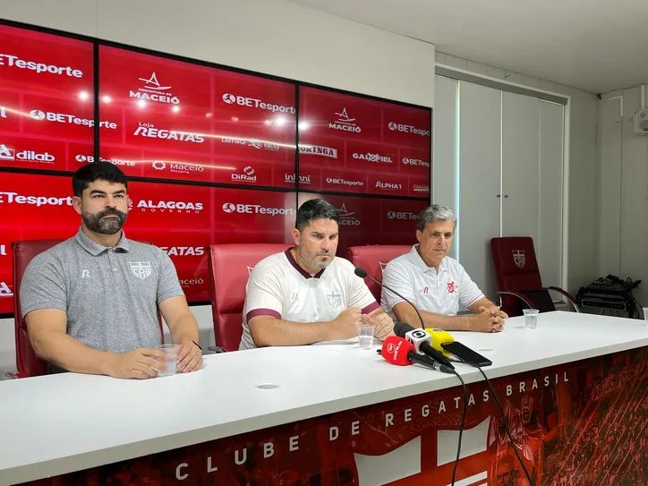 Barroca, entre Ari Barros e Marroquim, na entrevista coletiva