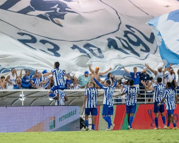 Jogadores do CSA comemorando após virada sobre o Grêmio pela Copa do Brasil.