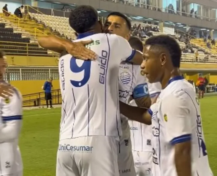 Jogadores comemoram a vitória azulina sobre o São Bernardo:3x1