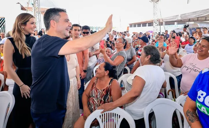 Ao lada da Primeira-Dama, Júlia Brito, Paulo Dantas esteve ontem em Cajueiro entregando obras
