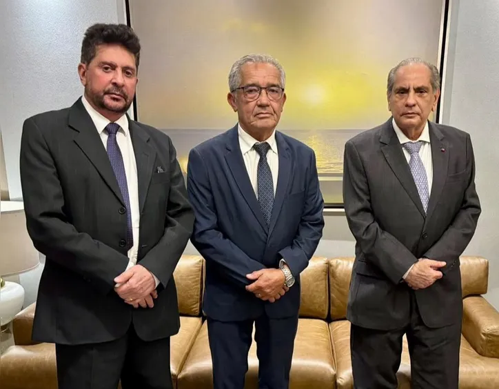 O presidente da Fecomércio-AL, ADEILDO SOTERO (centro), foi recebido em Brasília pelo presidente da CNC, JOSÉ ROBERTO TADROS (à direita) e pelo vice-presidente, LEANDRO DOMINGOS