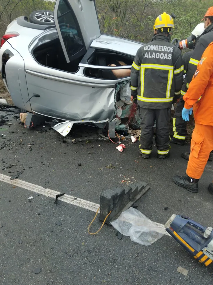 Colisão entre carros deixa três mortos e dois feridos em Santana do Ipanema